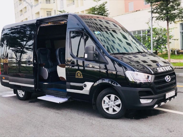 Thuê Xe Limousine Phục Vụ Hội Nghị Tại TP.HCM - Sang Trọng, Đúng Giờ, Chuyên Nghiệp
