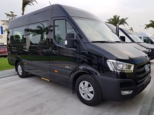 Đoàn khách du lịch lên xe 16 chỗ Ford Transit thuê tại Đà Nẵng chuẩn bị khởi hành