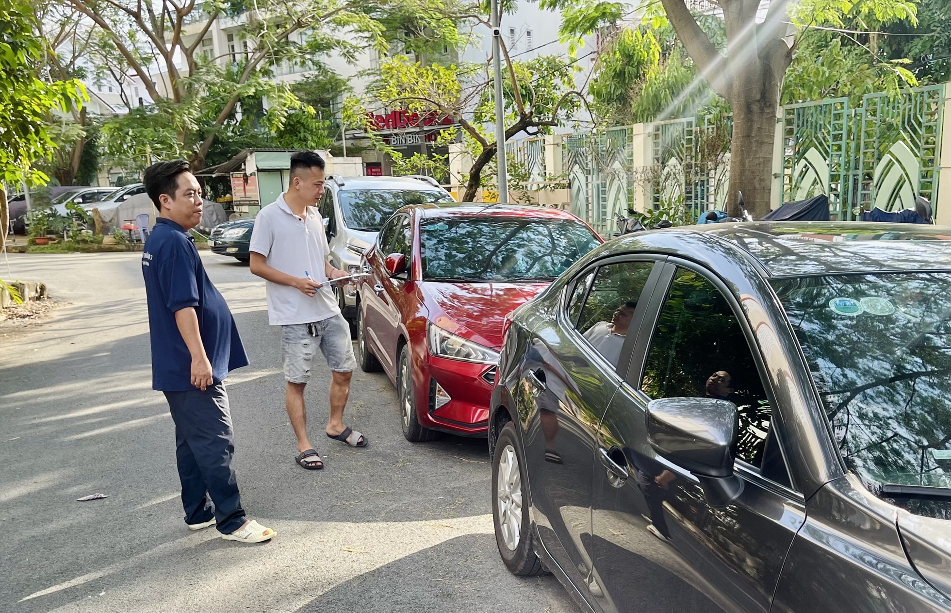 kiểm tra xe trước khi nhận thuê xe tự lái tại TPHCM