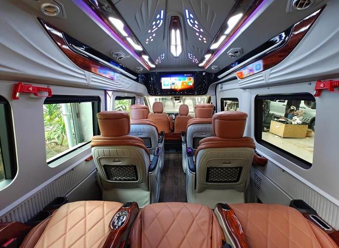 Nội thất xe limousine 9 chỗ cao cấp dùng để đưa đón khách quốc tế VIP tại TPHCM