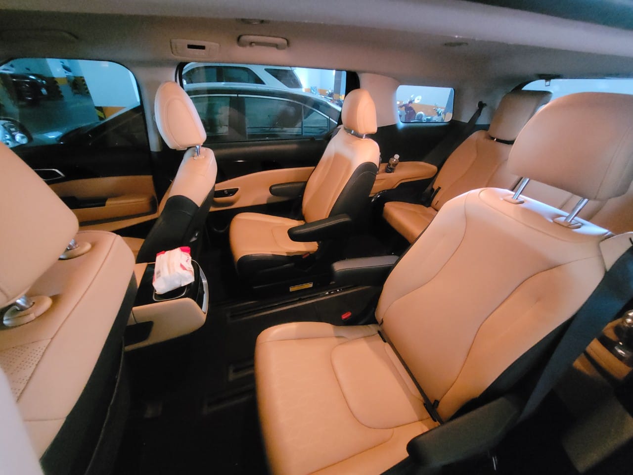 Nội thất xe Kia Carnival VIP 7 chỗ cho thuê đi núi Bà Đen Tây Ninh