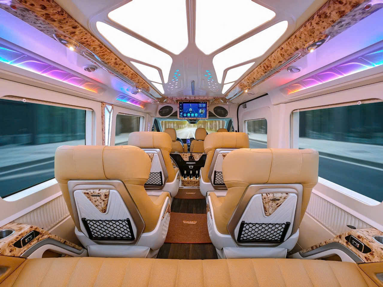 Nội thất xe limousine 9 chỗ ghế massage VIP