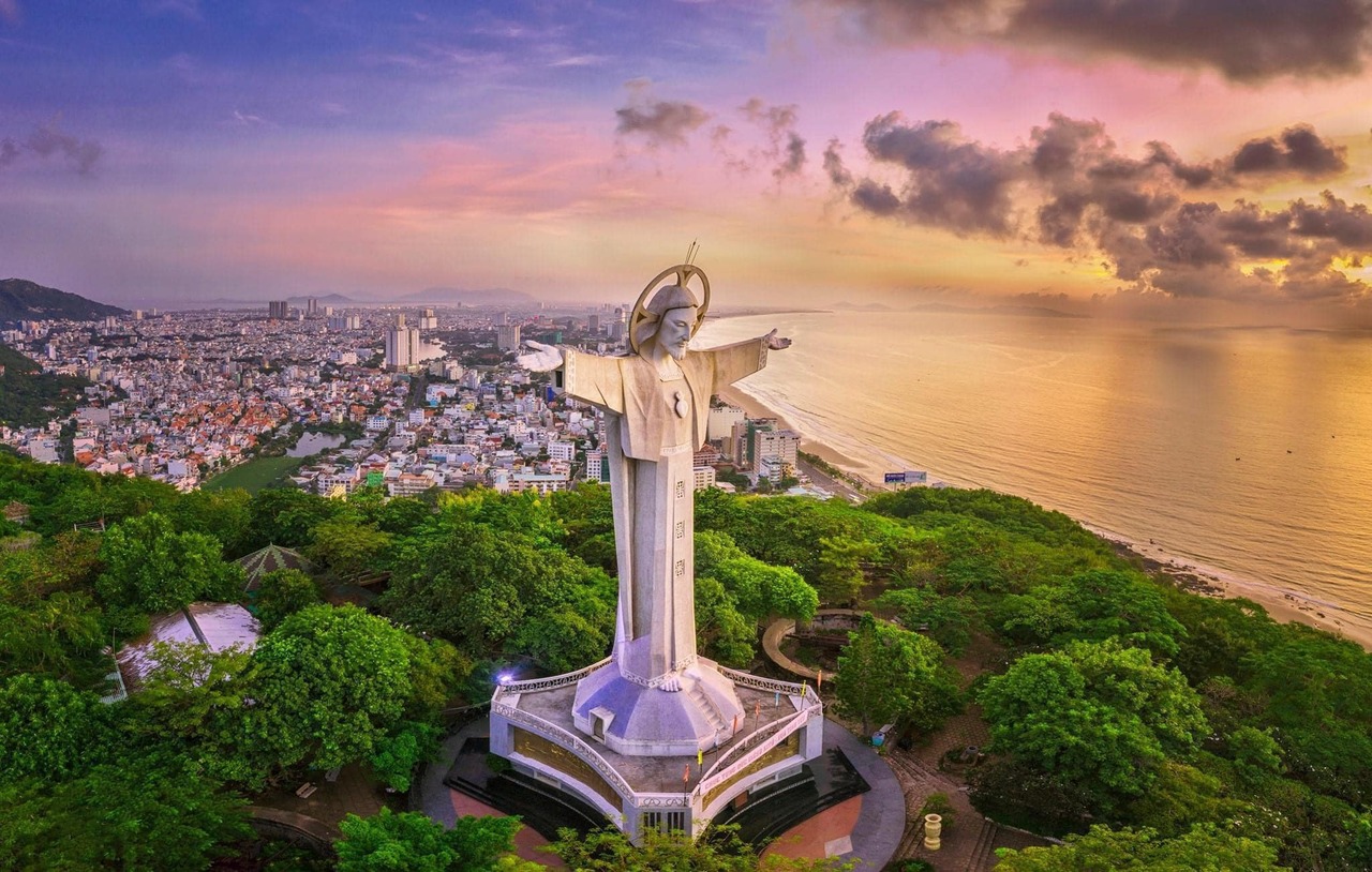 Tượng Chúa Kitô dang tay Vũng Tàu nhìn từ phía dưới