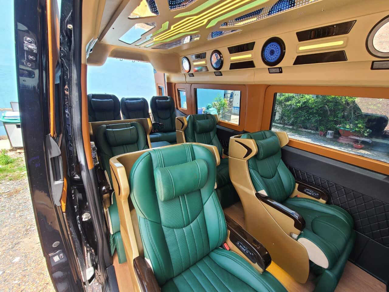 Nội thất xe limousine 9 chỗ VIP đi Đà Lạt
