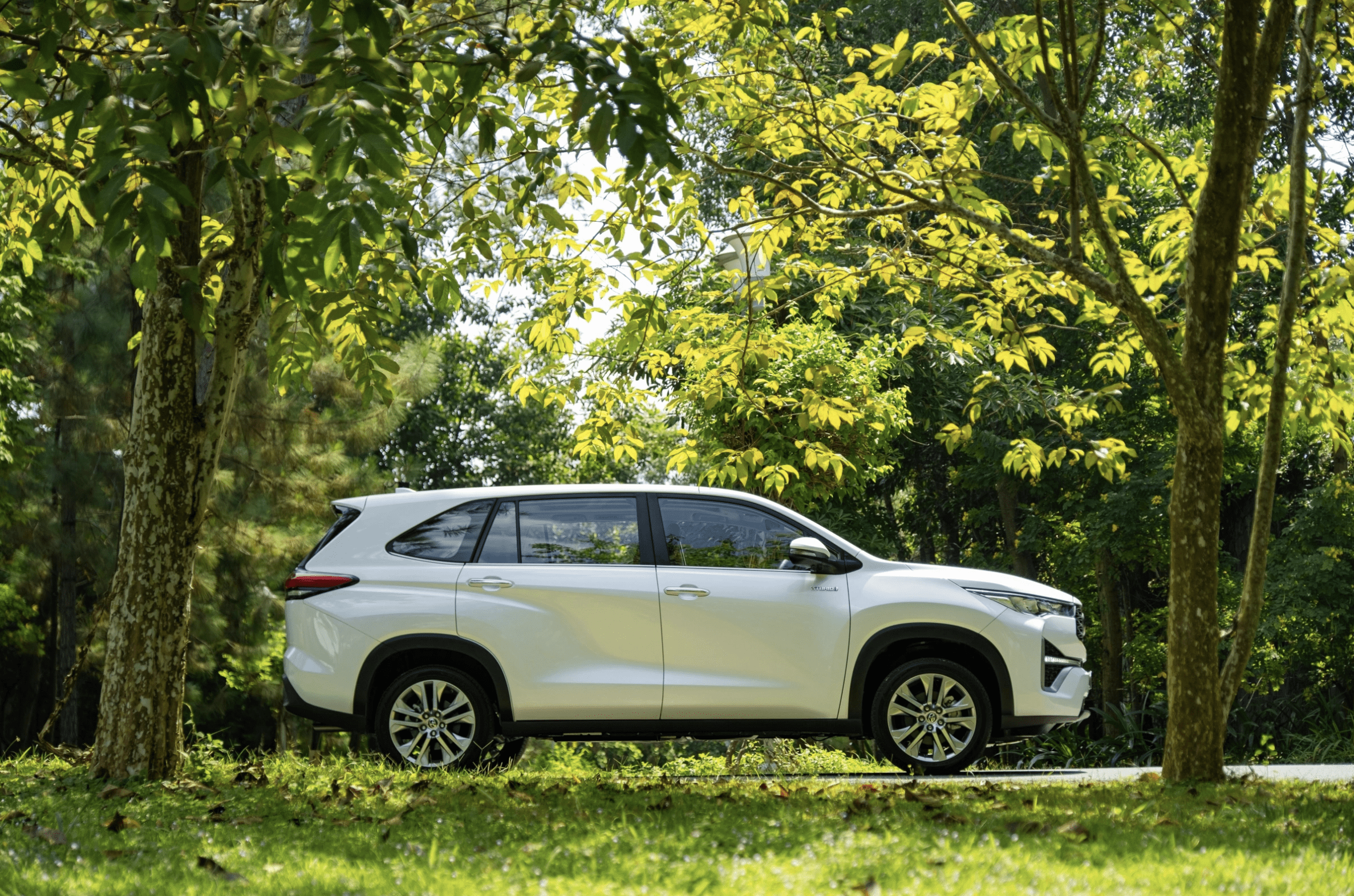 thuê xe Toyota Innova Cross 7 chỗ tuyến Sài Gòn